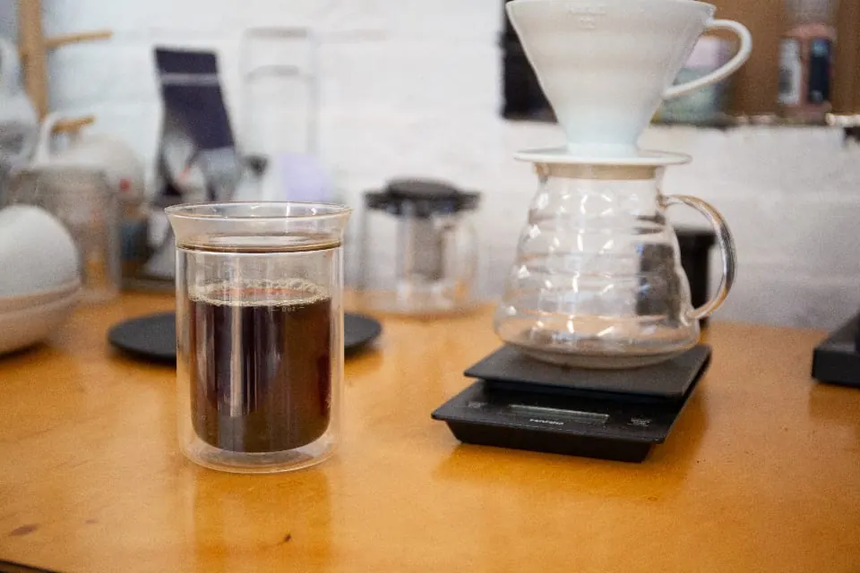 Penyeduhan V60 dari samping