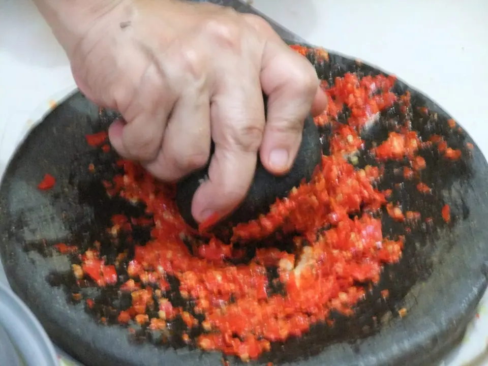 Sambal diulek manual di cobek batu