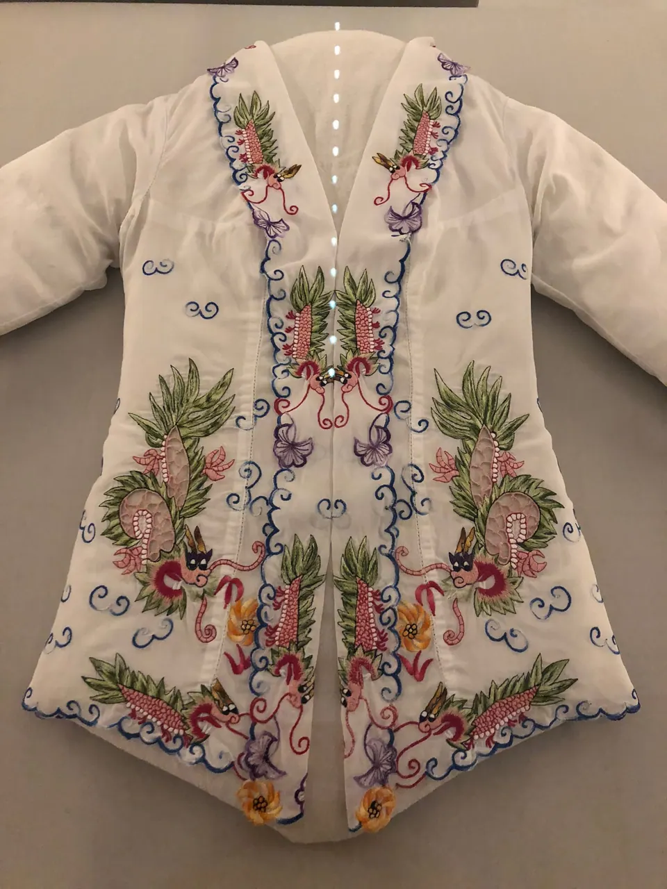 Detail bordir bunga pada kebaya putih