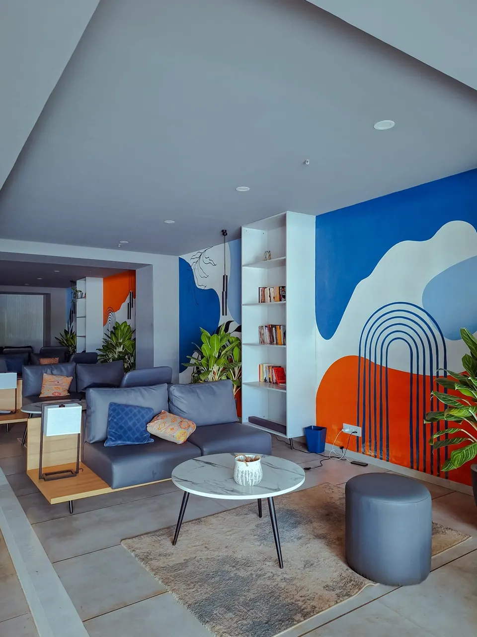 Lounge kantor dengan dinding berwarna