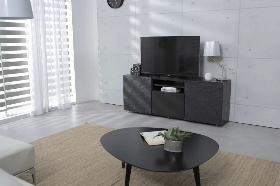 Ruang tamu minimalis dengan sofa abu-abu