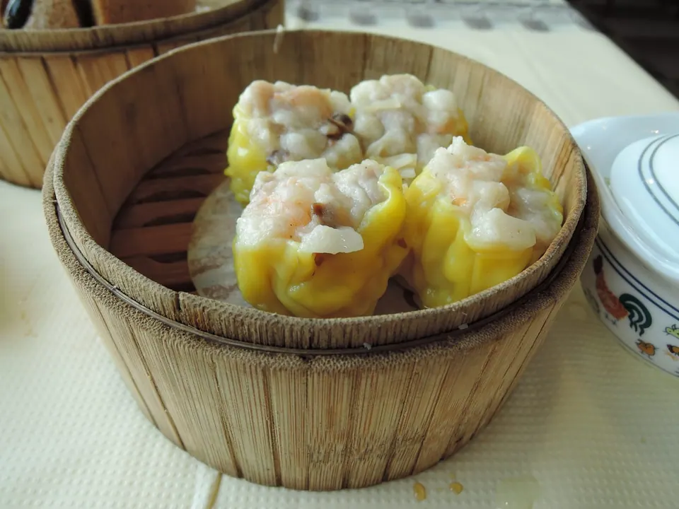 Siomay di dalam kukusan bambu
