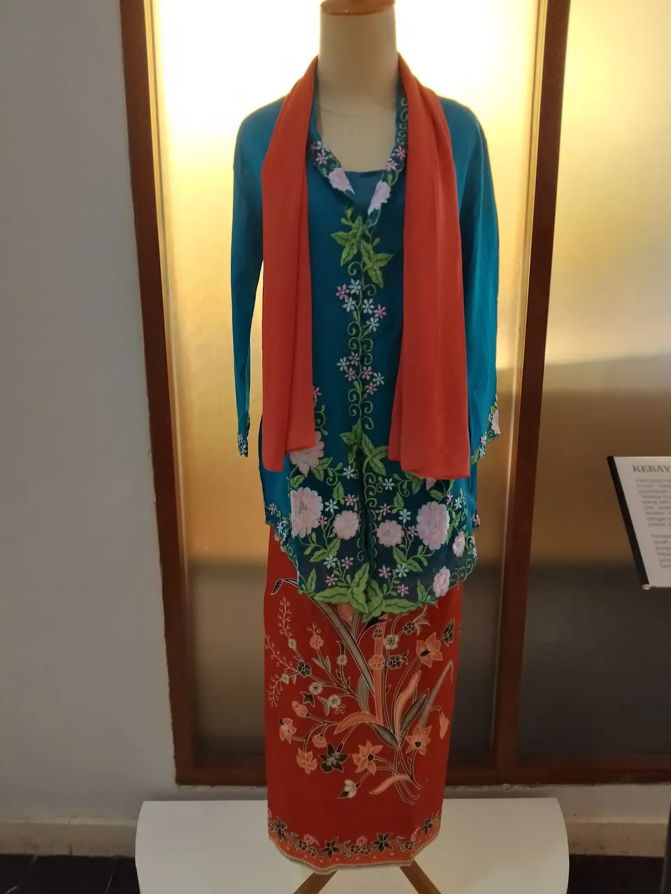 Kebaya nyonya biru berbordir bunga