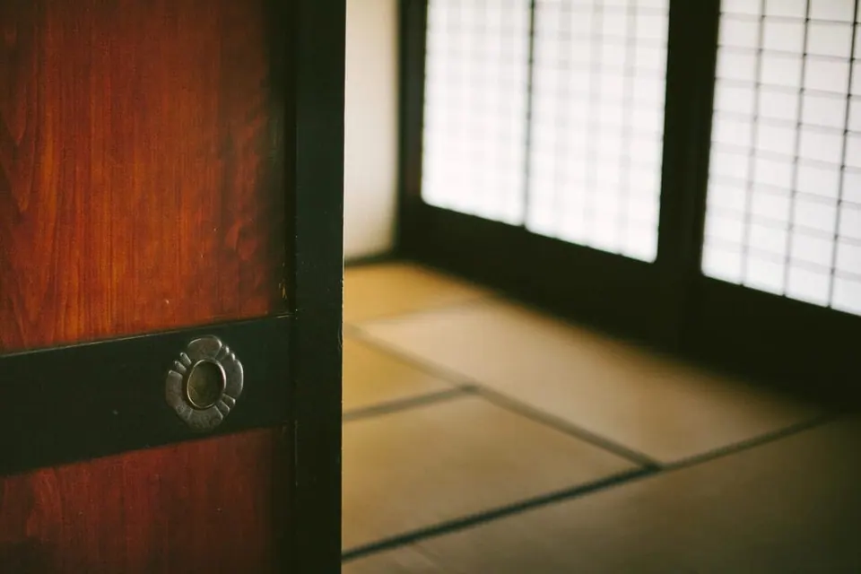 Pintu kayu dengan cahaya menembus