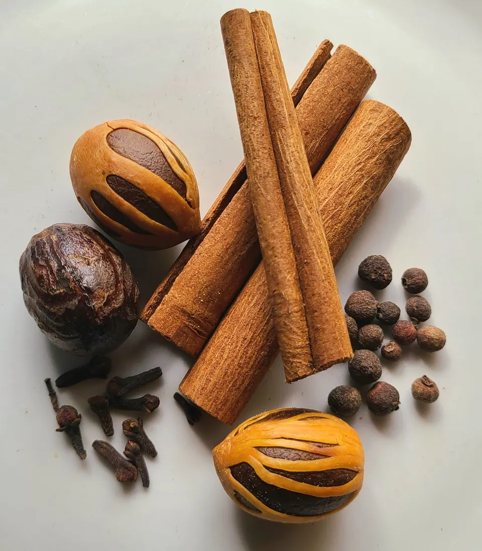 Kayu manis, pala, dan cengkih