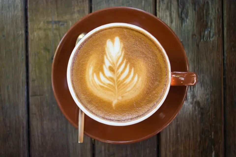Cappuccino dengan latte art daun
