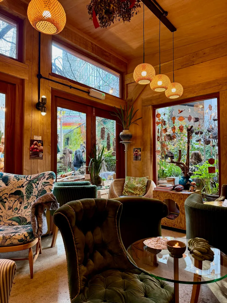 Interior kafe dengan meja kayu di sore hari