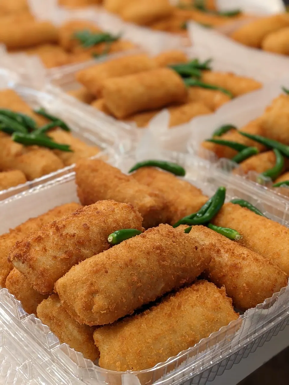 Risoles siap goreng berjajar di nampan