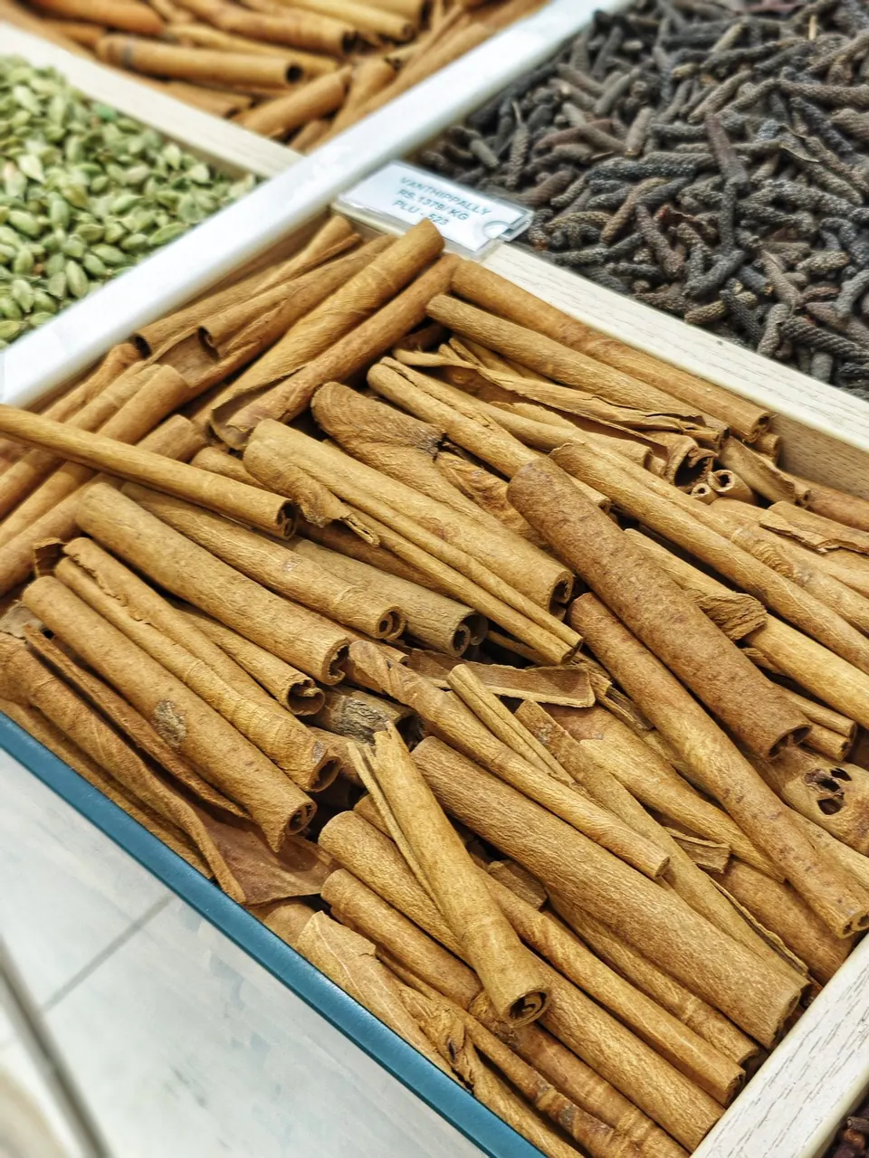 Kayu manis tersusun di peti kayu