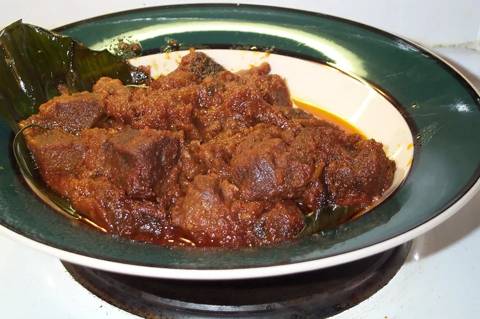 Rendang daging di piring